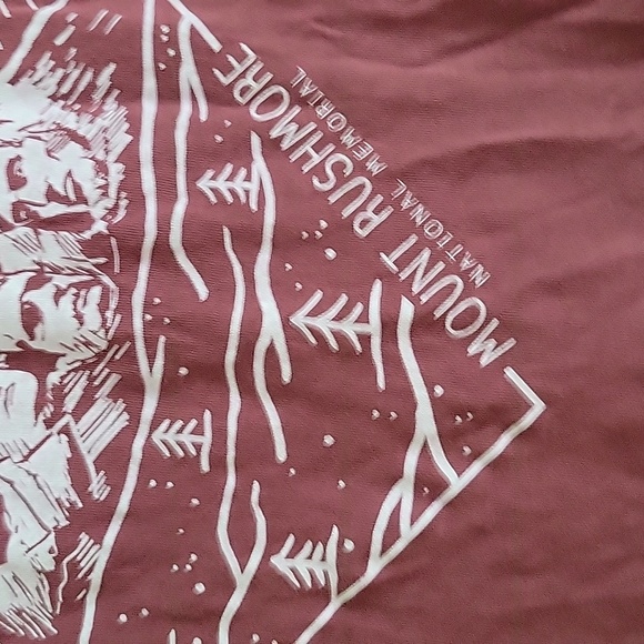 2022 Souvenir Mount Rushmore t-shirt - Picture 5 of 8